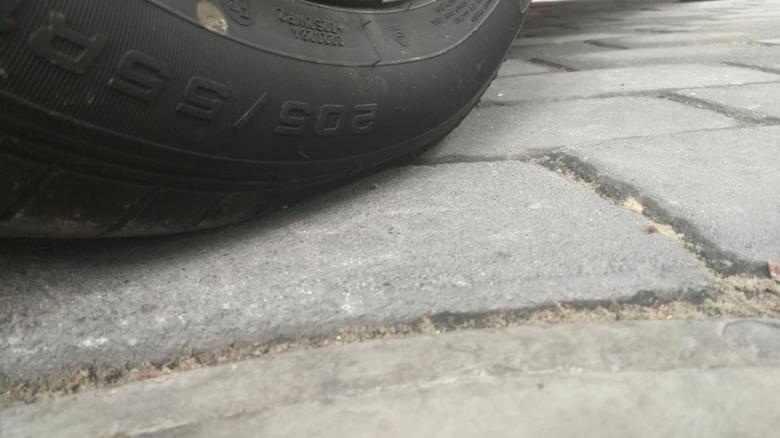 科鲁泽 请问我的前轮胎怎么看着很缺气啊，这是正常的吗