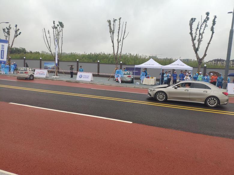 奔驰a级 2020i-VISTA自动驾驶挑战赛AEB实时赛况:北京奔驰A200L2020款在30km/h这个工况下与前车发生较为激烈的碰撞，行人保护装置触发