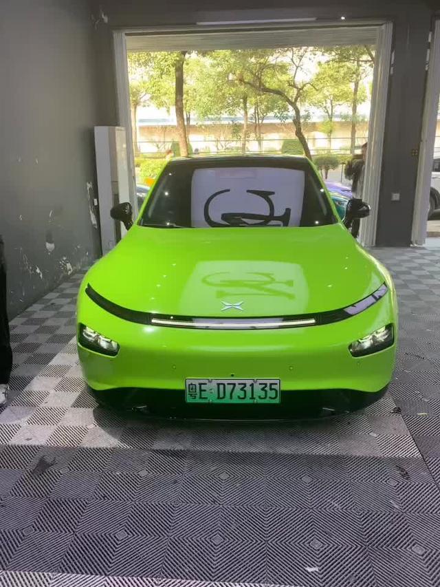 小鹏汽车p7 买车的时候就觉得绿色非常漂亮，问了一下，鹏翼版专属，36.9万，买不起实在是，贴的绿色改色膜，