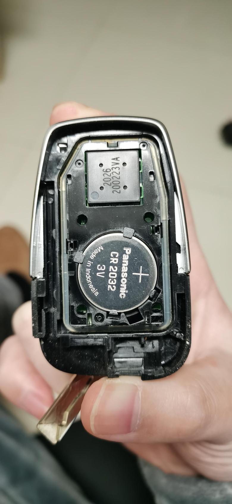 威兰达 车钥匙纽扣电池CR2032，用到电量不足时可以网购自行更换，不要被店家宰了