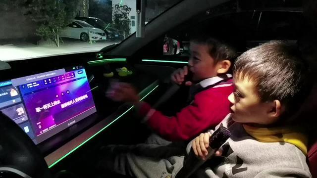 小鹏汽车p7 自从换了小鹏p7，两个小外甥就爱上了车上唱歌的功能#车里唱歌#鹏友智躁#广州草莓