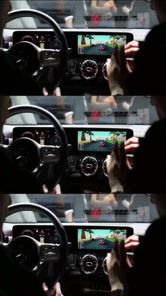 奔驰a级 奔驰最新AI交互，用油门踏板和刹车控制赛车游戏，有没有想买一辆玩游戏的冲动#最贵游戏机系列#奔驰cla