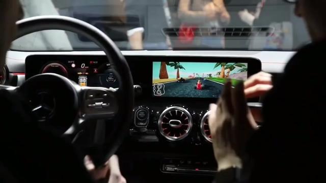 奔驰a级 #最贵的游戏机用油门和刹车踏板控制游戏，奔驰最新的AI交互！