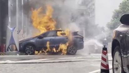 小鹏汽车p7 充电站起火自燃，视频里说车里有人。