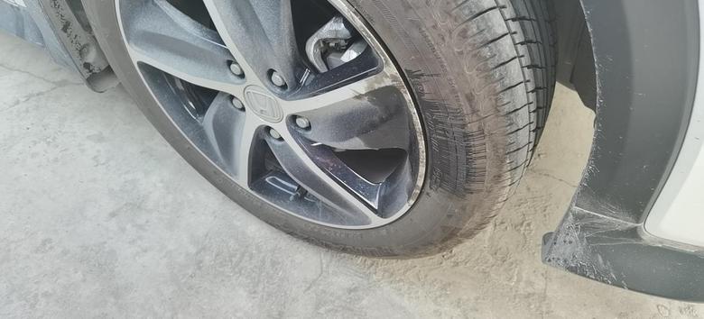 缤智 这轮胎上有油怎么回事啊，我用纸刮了闻闻，确定是油，车是去年七月买的，右前轮