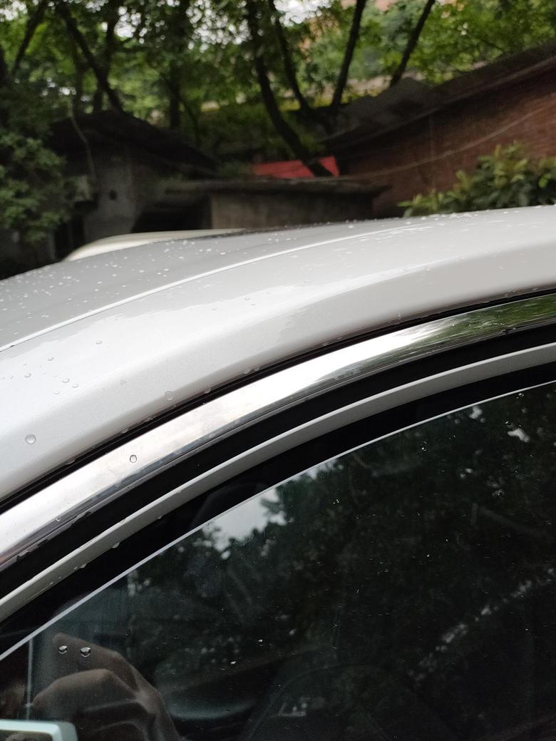 威兰达 昨晚下雨了，早上开车（雨已停），打开车窗，行驶中，雨水突然漏进来，怀疑是车窗上部有一条空隙，容易积水，行驶中摇晃，就漏进车内。车友们有这种情况吗？