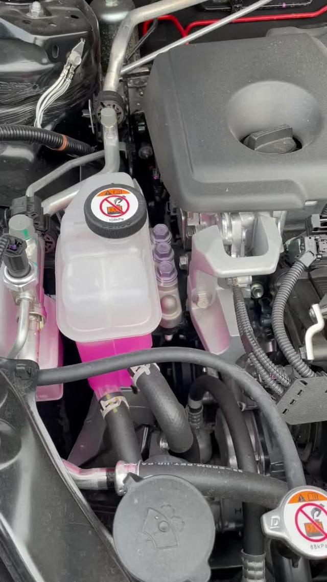 威兰达 双擎四驱豪华版，近5000公里最近发现发动机仓里面有嗡嗡的异响声，在驾驶室里面都能够听到是什么原因？