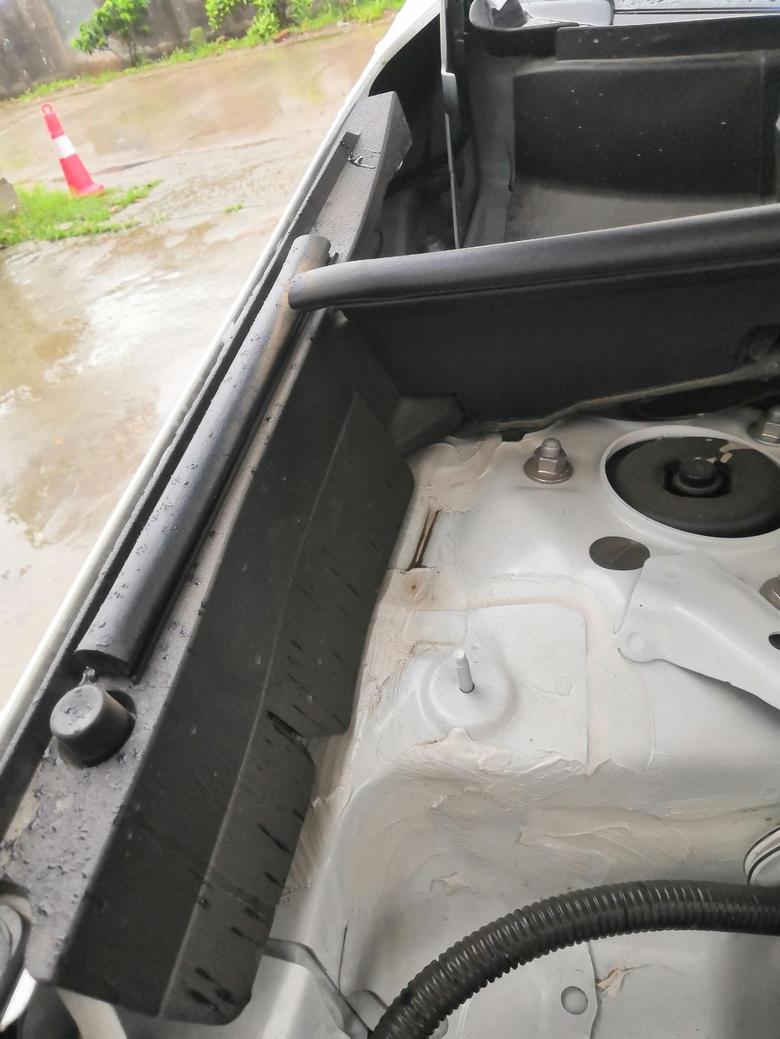 威兰达2.0两驱豪华版下图这个地方下雨后有水。求解决方案，谢谢啦！