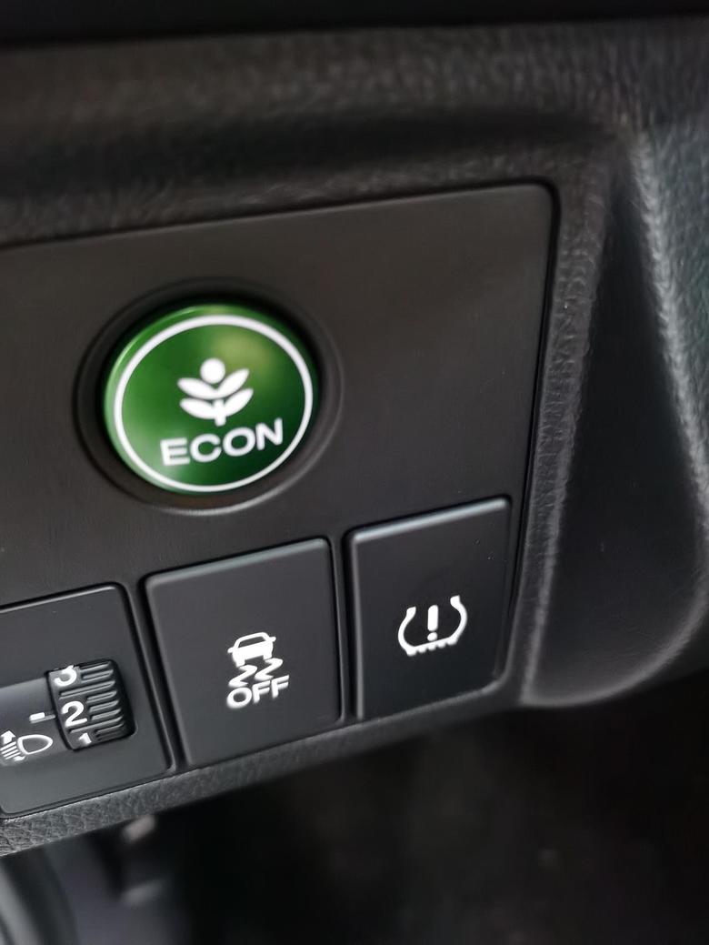 缤智 这个绿色按钮起着什么功能作用。胎压监测正常情况下，行驶中突然出现胎压监测亮黄灯请问这是什么情况。谢谢各位解答。