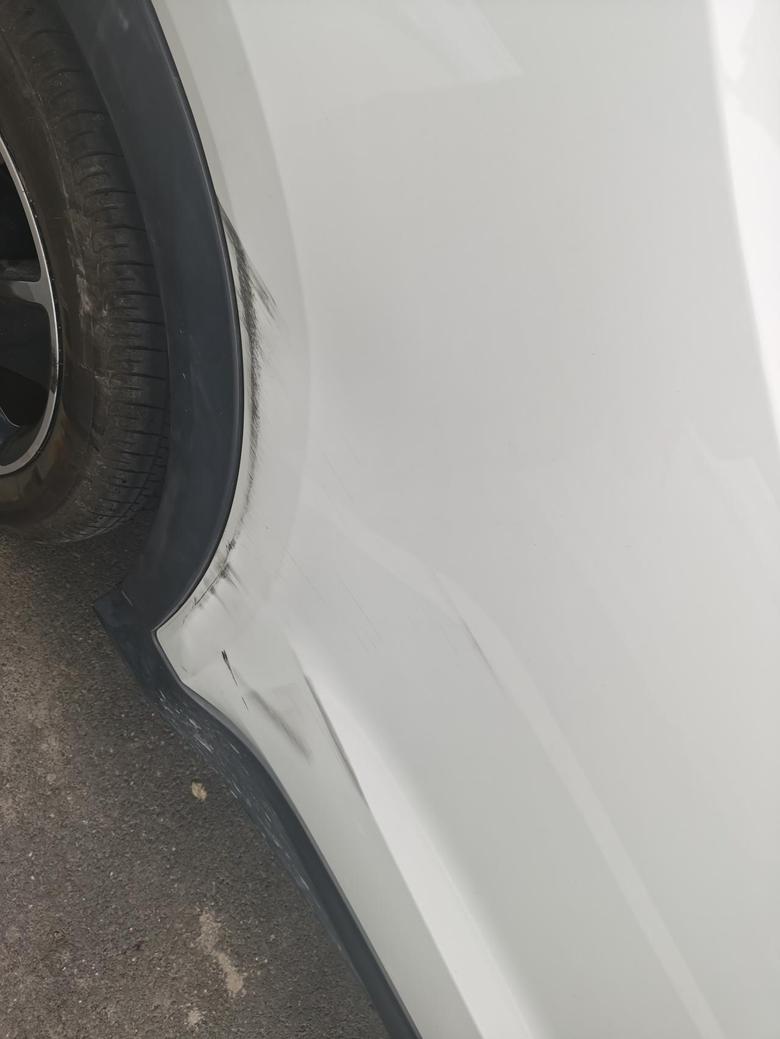 缤智 车不小心刮了一下，轮胎上方的橡胶挡板被刮下来了，也掉了点漆，请问修的话简单吗？大概多少钱？