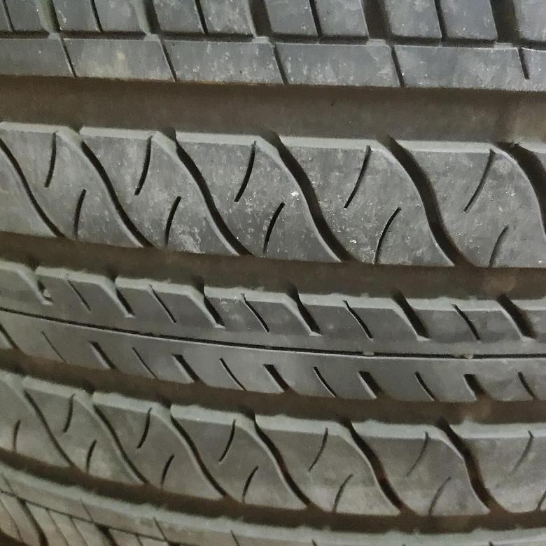 凯迪拉克ct4 出售两条ct4尊贵原厂轮胎，3000公里，开车温柔几乎没有磨损