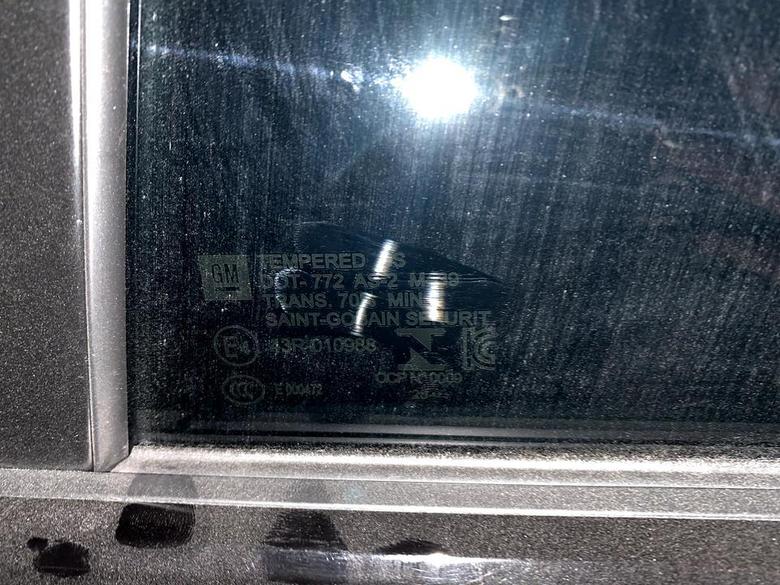 凯迪拉克ct4 车窗户能看出来有什么问题吗为什么编号不一样是买了翻新车吗。还有为什么车窗户玻璃保险单号三个是一样的有一个不一样是不是换过车玻璃