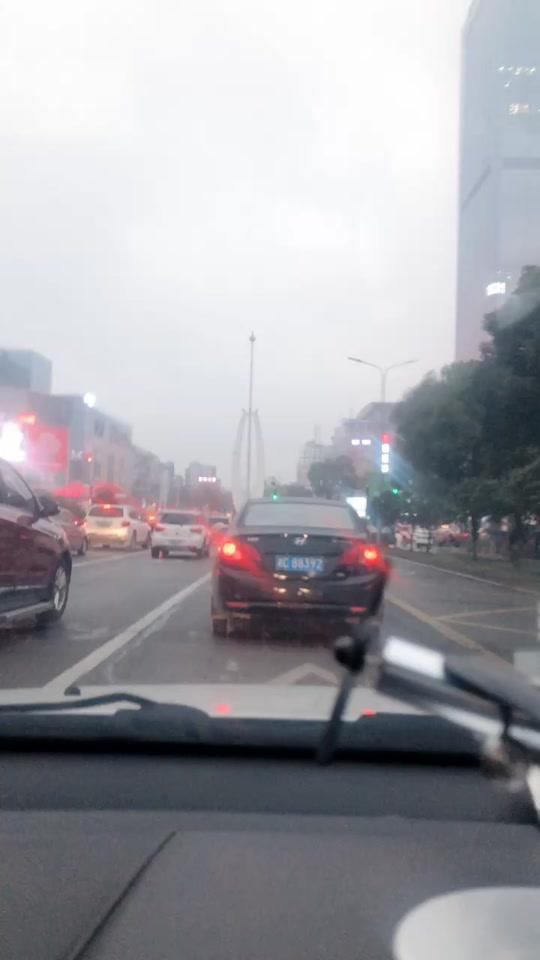 缤智 湘潭的建设路口转盘如何通行：先看竖向指示灯，绿灯进入环岛红灯在斑马线等待，进入环岛后看横向指示灯。#湖南湘潭