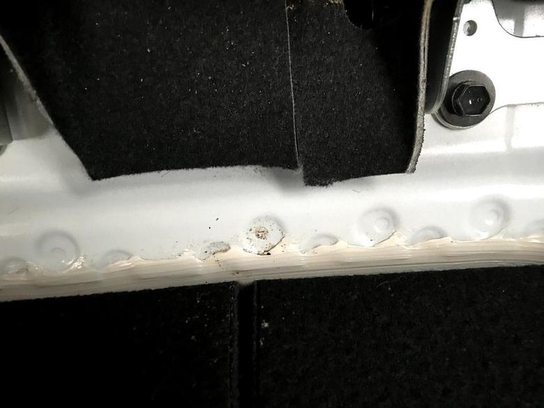 17款的缤智1.8L的先锋版，这个是后座底下的，这些焊点是原版的还是出事故的焊点？