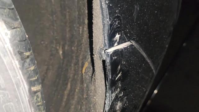 凯迪拉克ct4 CT4的车友们，请问前保险杠左侧轮胎边，撞开裂了，看到了里面断了两个小爪，这个要怎么修啊？