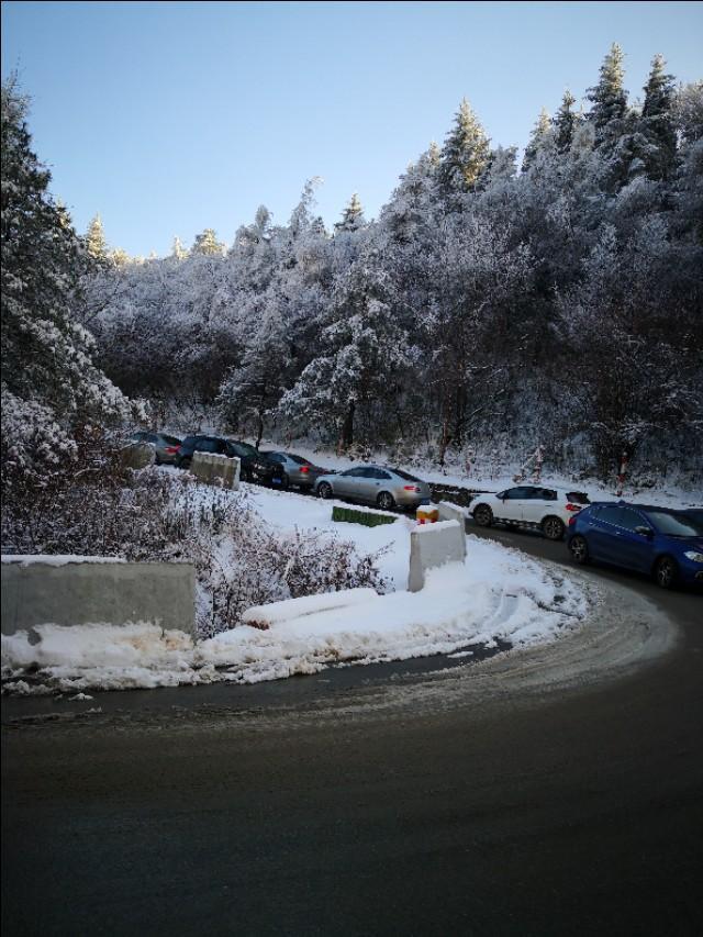 缤智 今天西安市的车大量上秦岭梁观雪景，造成210国道秦岭段堵车严重。