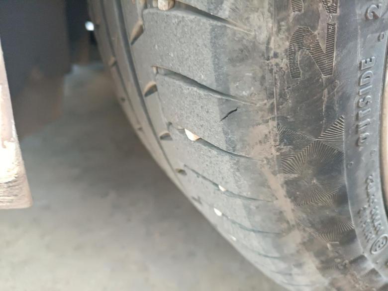 凯迪拉克ct4 轮胎有小裂痕，会不会影响行车安全