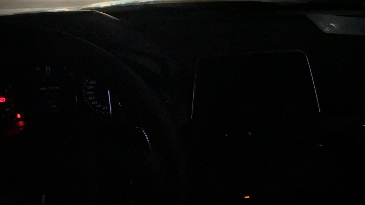 凯迪拉克ct4 下班回家的时候仪表盘不亮了中控还可以用。路上重新启停后车内中控、自动刹车、空调的灯全部都不亮了。车内黑漆漆一片。这是什么原因啊？