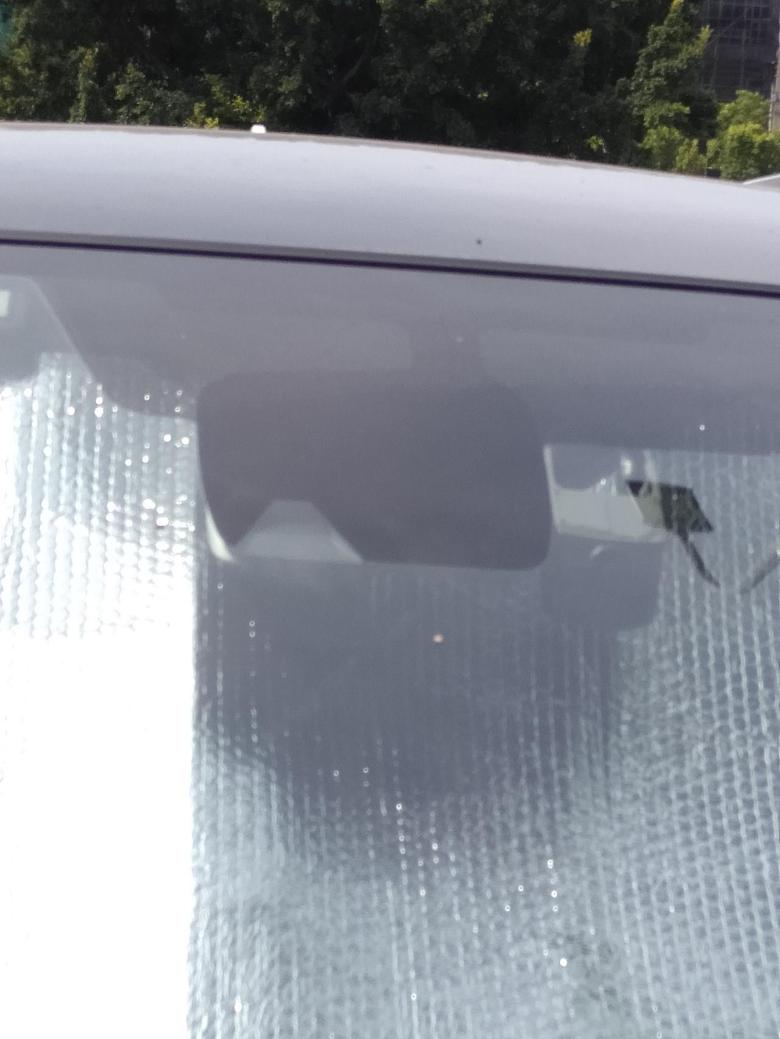 逍客 贴在挡风玻璃上面黑色的塑料壳太松了开车的时候上面老实有异响，请问能用什么可以贴紧一下