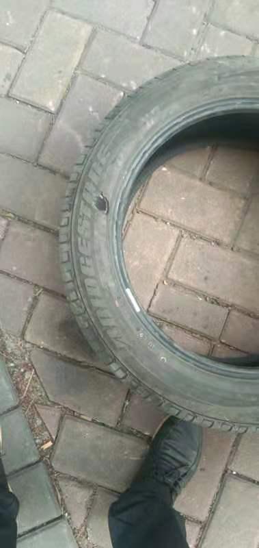 逍客 今天朋友把我车磕到路边上去了，把轮胎搞了个洞，轮毂也搞伤了，??这轮胎是不是太差了