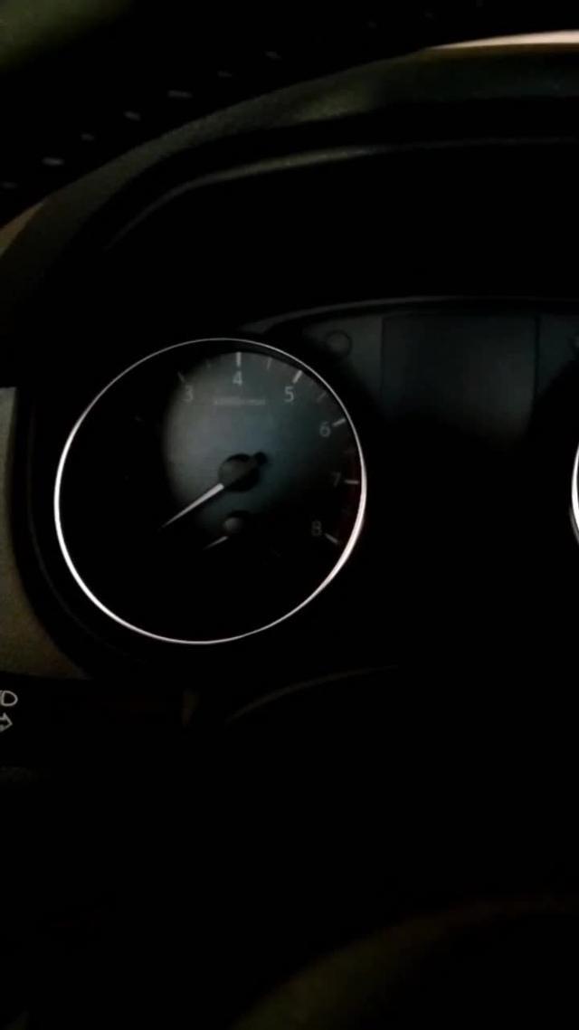2020年6月买的新逍客豪华版，发现锁车熄火后，仪表盘上（转速表上的）一直有个小汽车形状红色的图标在一闪一闪，不消失，这是正常现象吗？