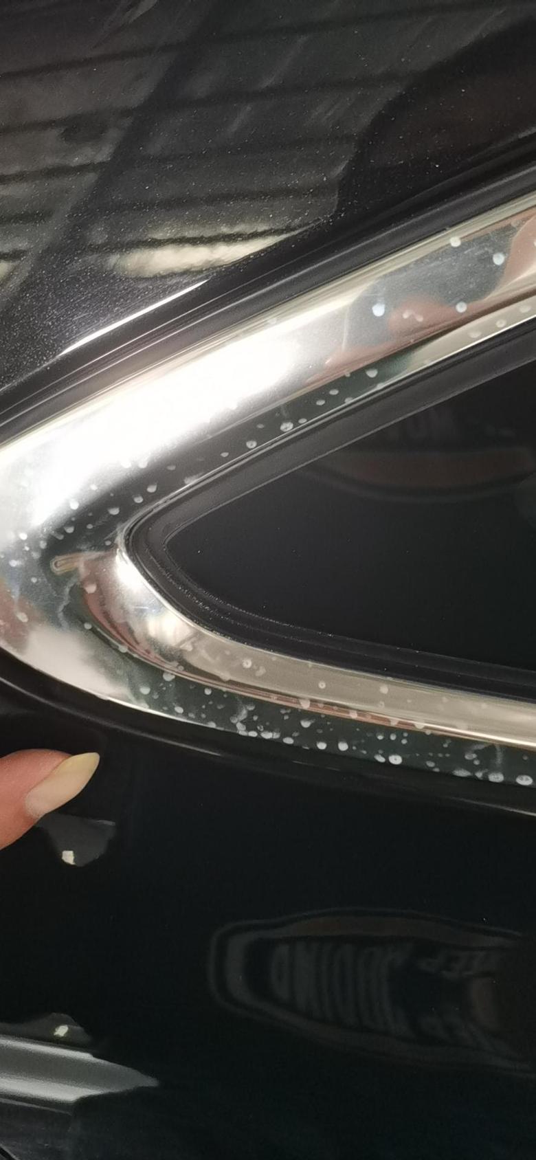君越 我想问一下，洗车的时候，玻璃四周的铝合金有污点是怎么回事？洗都洗不掉