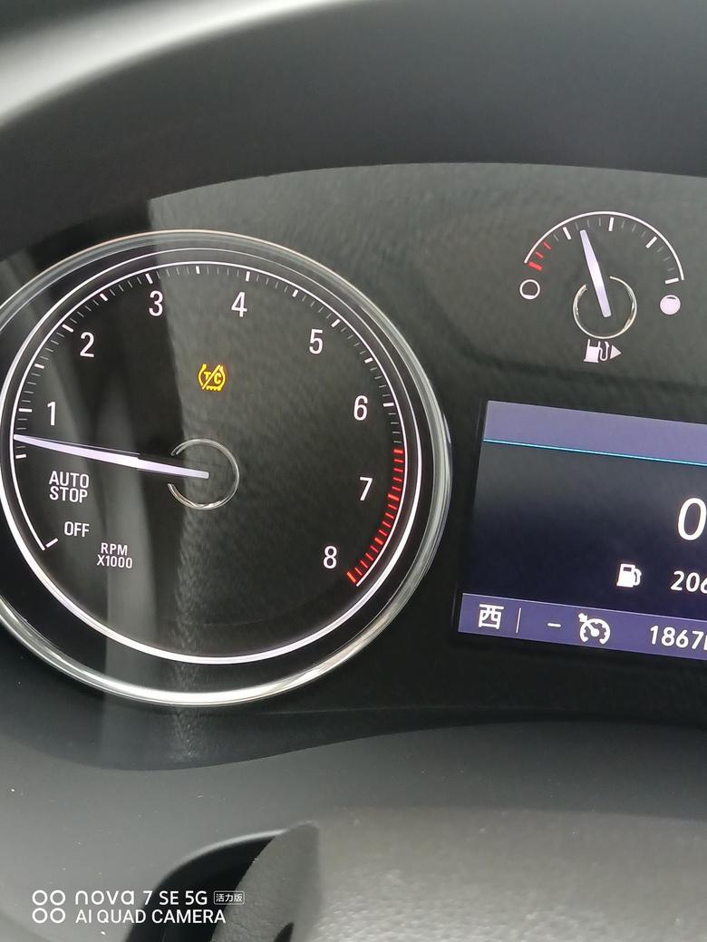 君越 各位友，新车跑了1800公里，发动机转速表上正中位置出现了下图黄色的字母故障图样，发动后出现了四次了，请问是什么故障呢，问题大不大？