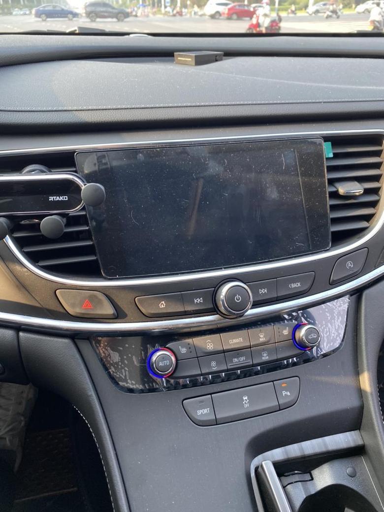 君越 连上手机CarPlay就黑屏，断开连接了依旧显示导航