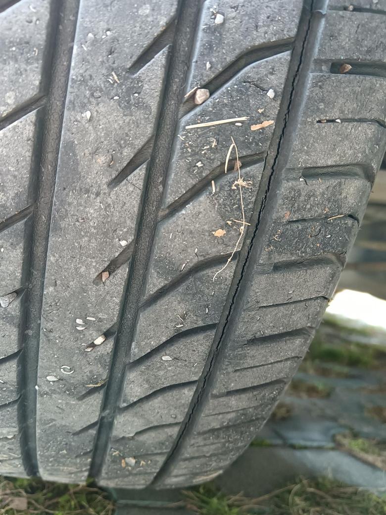 君越 轮胎沟槽有这样的裂纹是否需要立即更换？