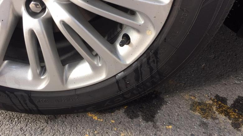 君越 车子买了4个月，今天停车发现地上有油渍，仔细一看，车子左前方车灯下面和左前轮有漏油现象，想请教一下，是什么问题？