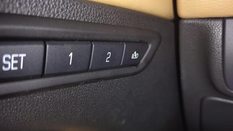 君越座椅记忆2后面的这个按钮是干什么用的？
