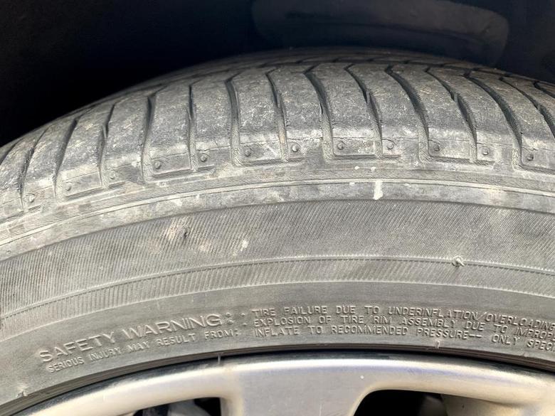 君越2018款28T豪华版，原厂普利司通轮胎轮胎这样正常吗？现在开了53000公里，最近明显感觉噪音比之前大了好多好多。哪位大神指导一下。万分感谢