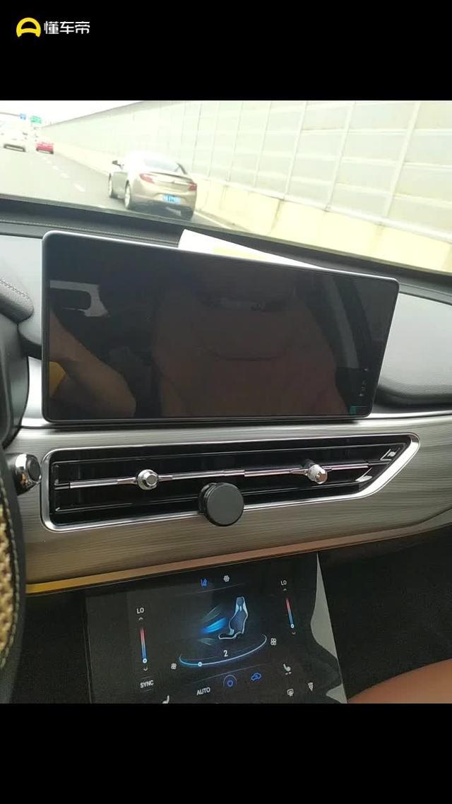 瑞虎8车机屏幕自己黑屏，导航声音和音乐还在播放就是屏幕黑屏了，请问这是什么问题，各位懂车的车友指点下