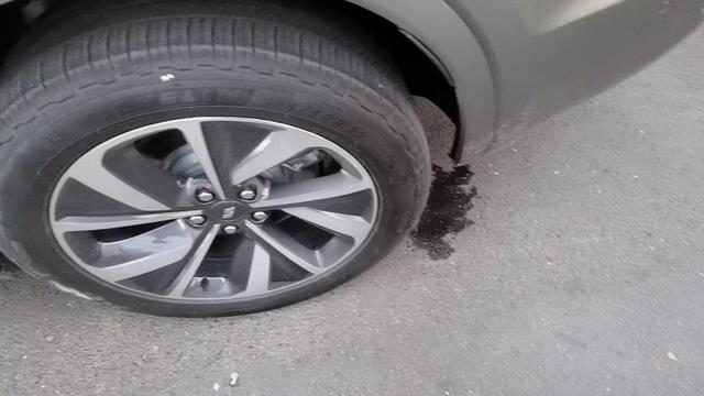 理想one各位理想老铁，想问下车轮胎的旁边挡泥板老是滴水是什么情况？轮胎上是没有水的，这是不是车子哪里漏水了？