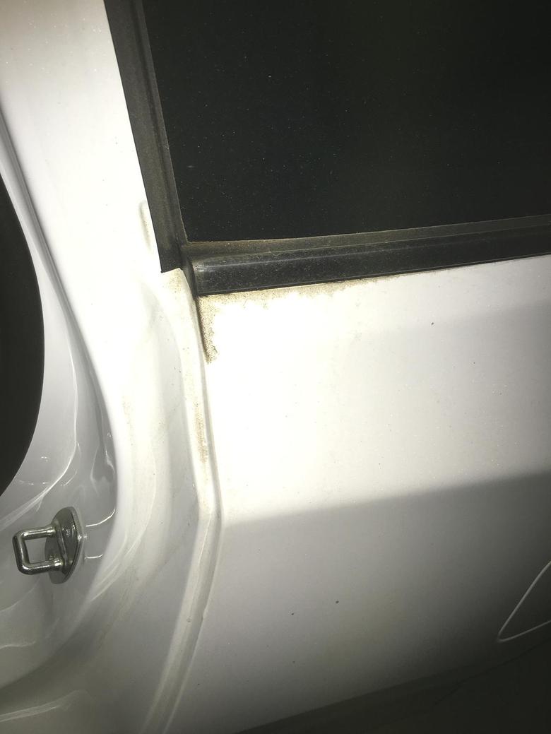 瑞虎8后面小窗户的金属装饰条怎么会漏油之类的东西呢，两边窗户位置都有。