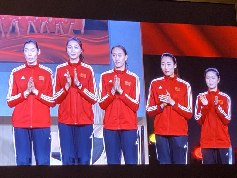 红旗h9心情有点小激动，中国国家女子排球队就坐在我前面，真实体验到了什么是真正的高度，红旗汽车和女子排球队更亲密了，表白女子排球队！（手动比心）