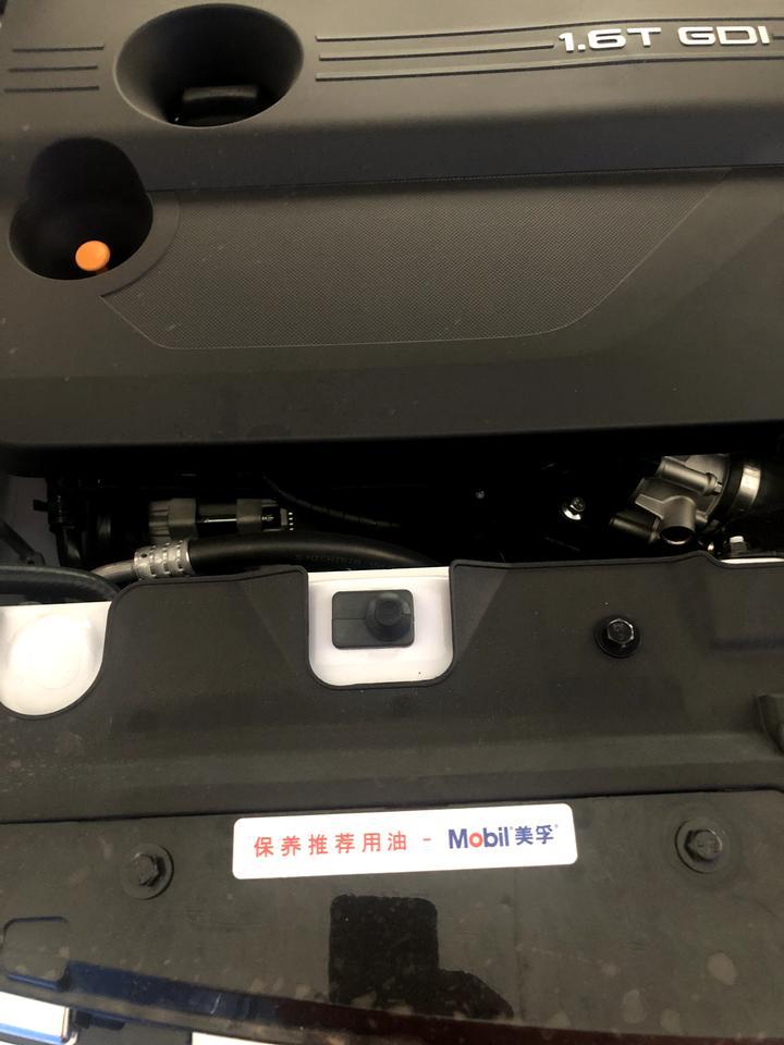 瑞虎8各位车主你们机盖打开贴的有个保养推荐使用美孚机油的标签吗？