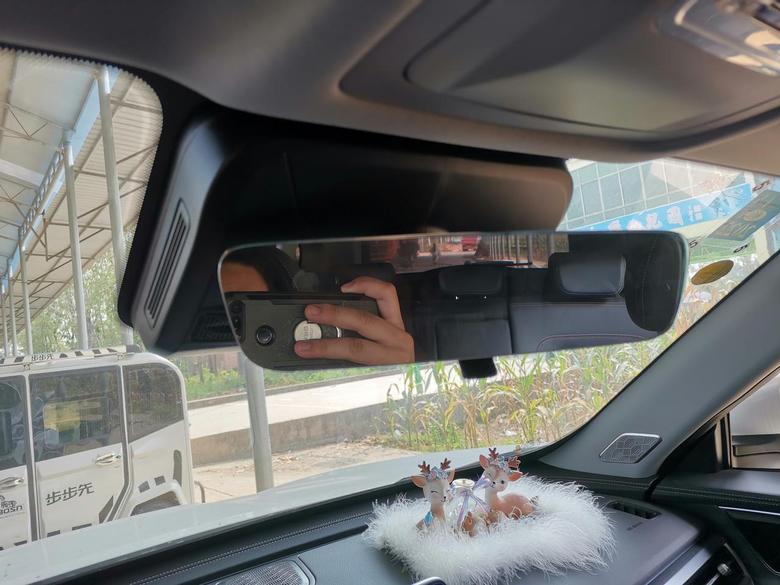 瑞虎8今天一打开车门看到一个塑料框，研究半天才看到是中间后视镜的??