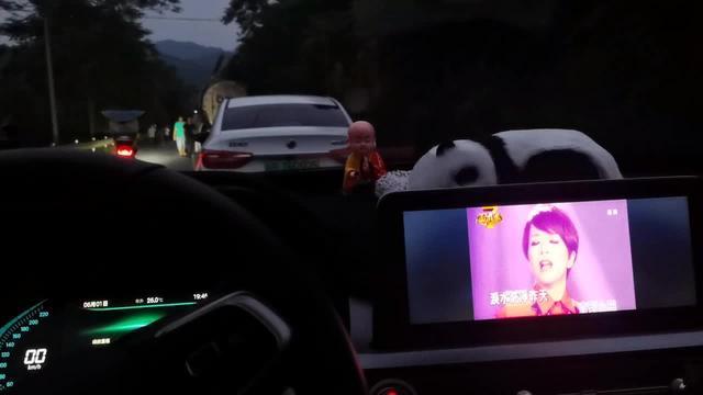 瑞虎8前方防堵车中，欣赏一点视频音乐，