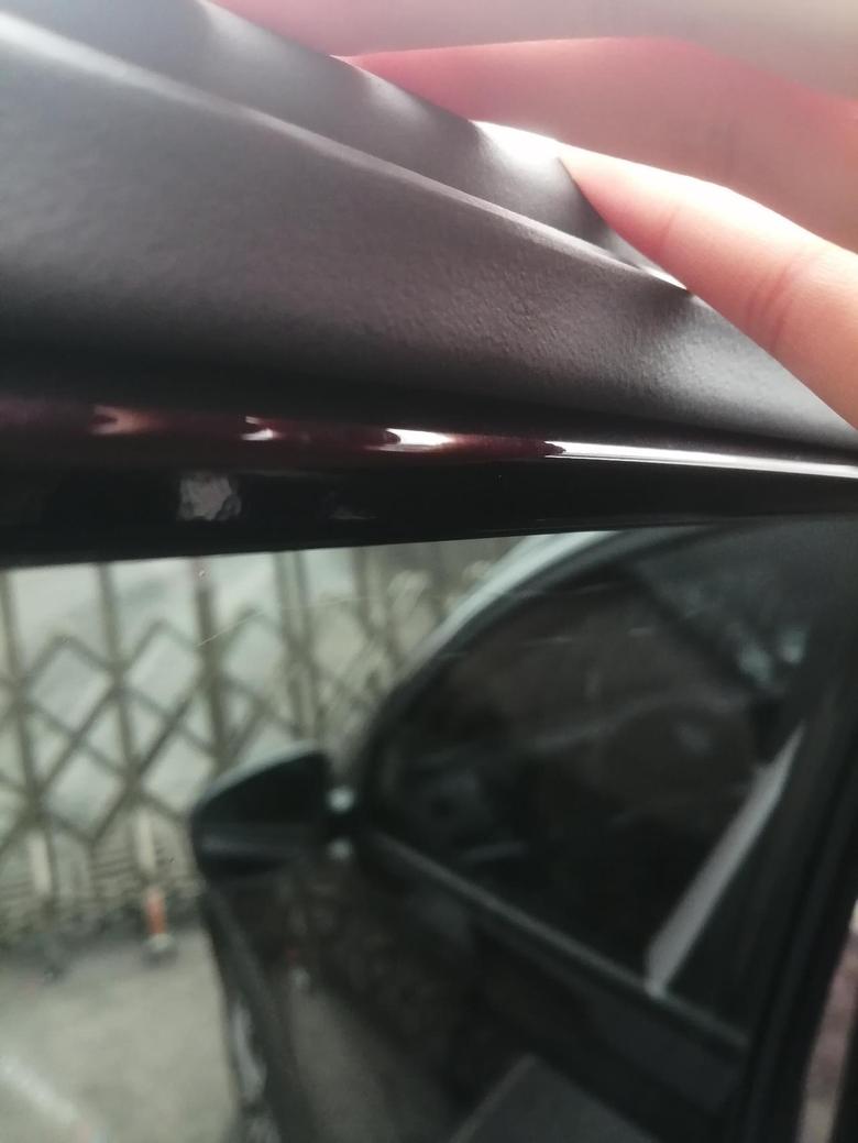瑞虎8清理玻璃突然发现车窗这些个裂纹，什么情况，裂纹比较细拍的不是很清楚，蛮长的，应该是车窗玻璃质量问题