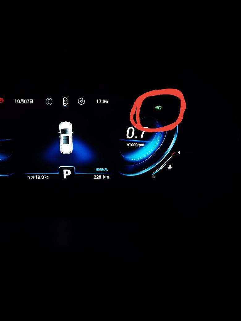 瑞虎8有没有人知道右上角这个绿色的灯是什么意思的？怎么关闭呢？
