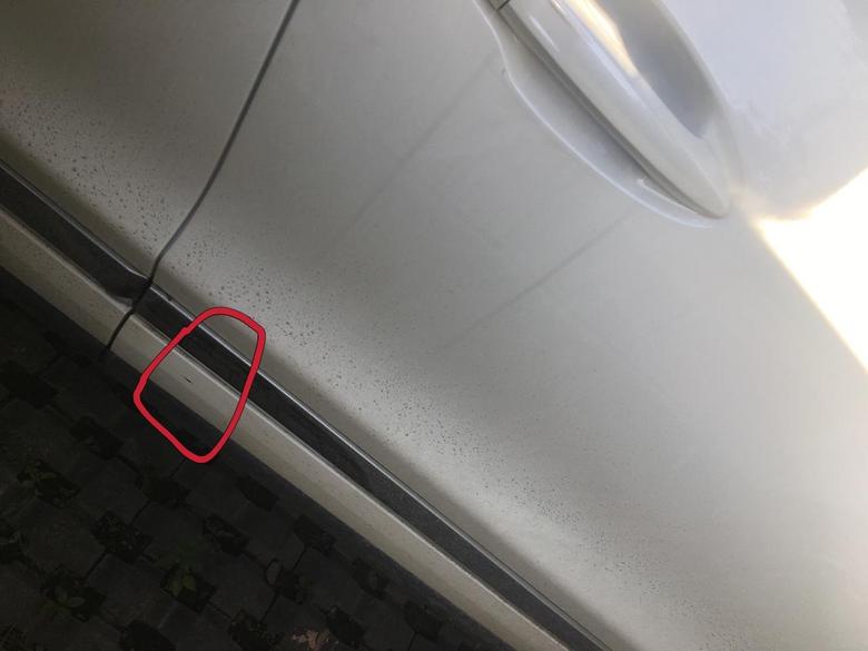 瑞虎8这个蹭掉了，会生锈吗？要不要修复？副驾驶车门这个位置舒服金属覆盖件吗，时不时看下就难受?