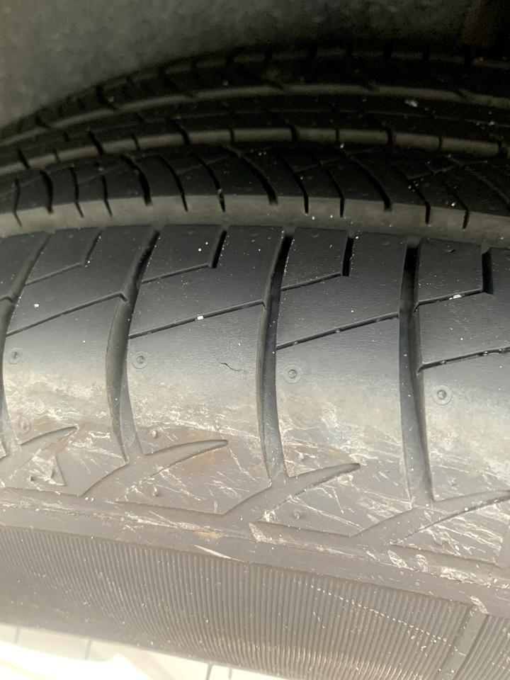 缤越最近开过工业区轮胎上很多小铁片这个擦的最深这种有问题吗？需要做什么处理吗