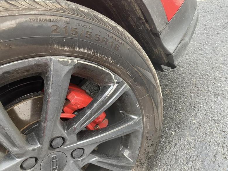 缤越朋友停车时撞路坎上了，结果把轮毂给刮花了，好像底漆出来了，不知道有没有事啊？？？