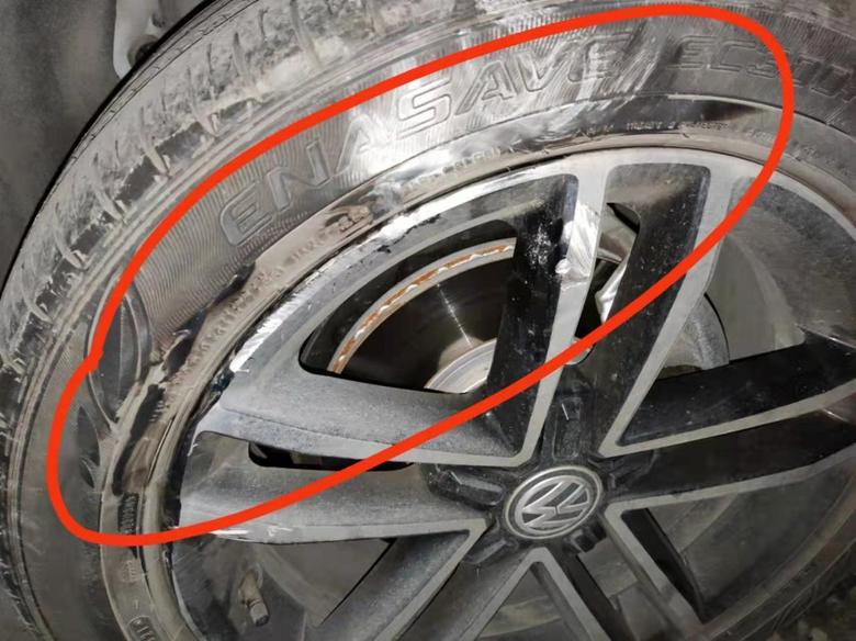凌渡车子，掉头的时候，轮毂不小心蹭了路边把车胎蹭掉了一块，需要换轮胎不，跑高速会不会很危险。????