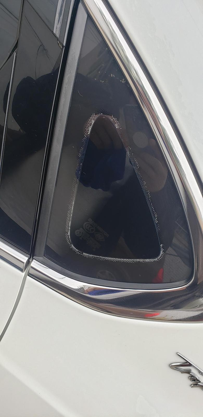 名爵6今天刷车发现驾驶位后面的三角窗黑点都发白了。右侧正常。有知道是啥问题的车友吗？