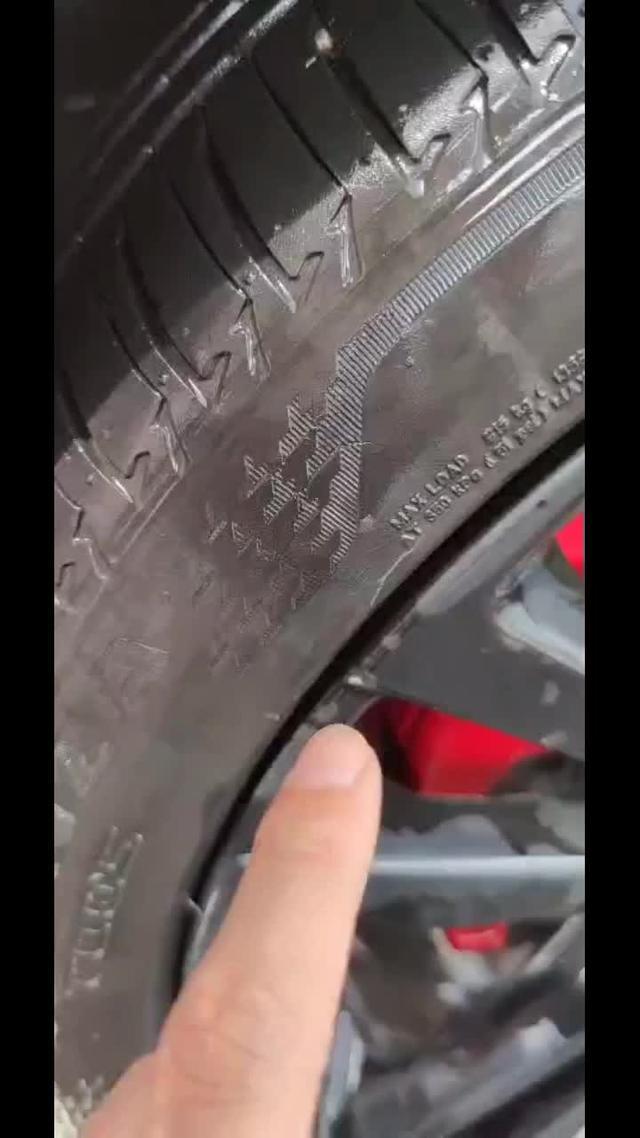 名爵6兄弟们，我今天洗车的时候发现左前轮轮胎侧边部分出现了一点的裂纹，有影响吗？建议更换吗？