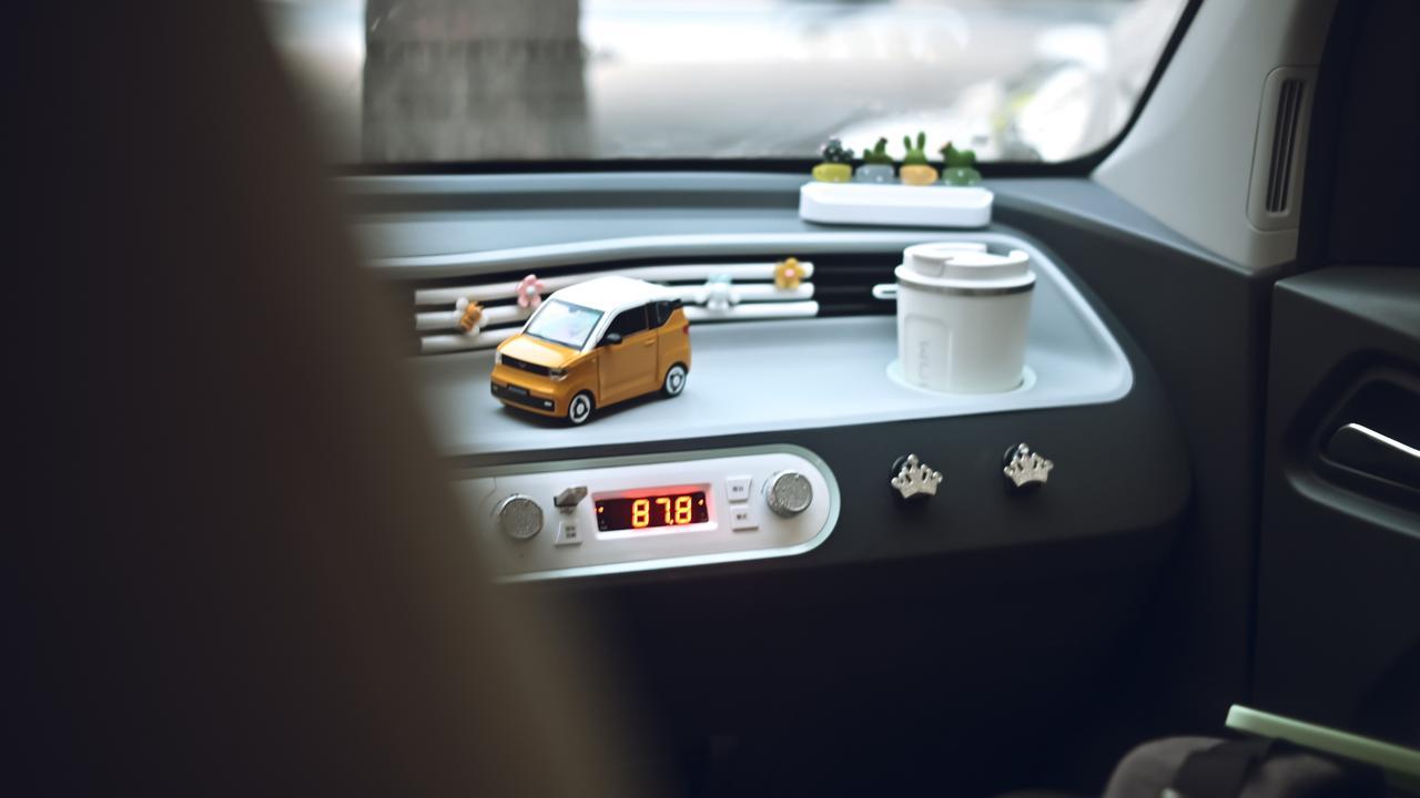 五菱宏光miniev 中控台上比较简洁，一个1：24的黄色车模，抽奖抽的，一个五菱磨砂咖啡杯。其余就是一些小装饰，贴的钻什么的。