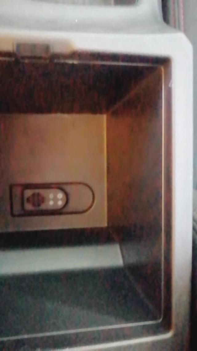 名爵6，的车站冰箱是怎么使用的？要去买一个车载冰箱来装在上面吗？