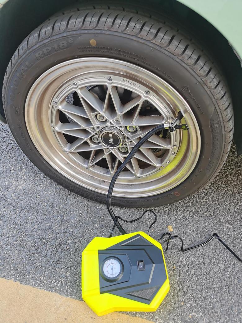 五菱宏光miniev 我的mini还没安装胎压监测，三个多月都没加过气，所以今天拿了车尾箱的充气泵测了下，基本都在2.2 2.3磅之间，就加到2.5好了。